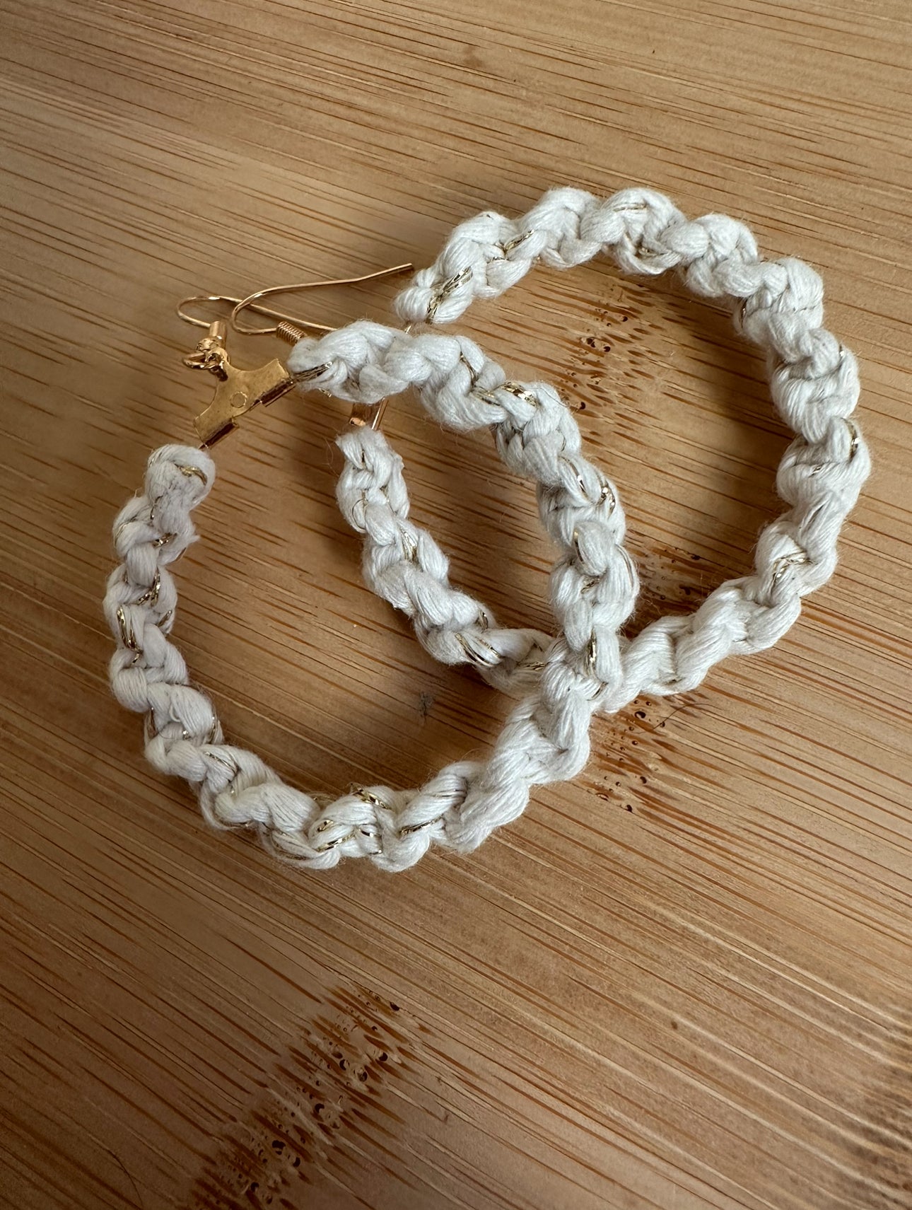 Créole Macramé torsadée blanche et or Les ficelles de Chanel